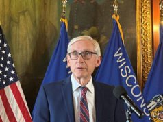 Il governatore del Wisconsin Tony Evers firma un disegno di legge che concede alle mamme la copertura Medicaid postpartum per un anno