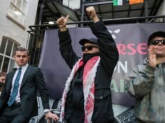 Il tribunale del Regno Unito respinge la richiesta di reintegrare l’accusa di “terrorismo” contro il rapper Kneecap