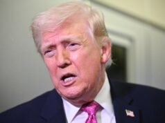 Trump vuole invadere l’Iran per impossessarsi del petrolio e definisce gli obiettori americani “stupidi”