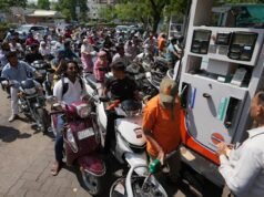 Andare in bicicletta al lavoro, restare a casa, ridurre l’orario scolastico: come il mondo sta gestendo la crisi del carburante