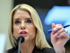 I legislatori statunitensi votano per citare in giudizio Pam Bondi sui file Epstein