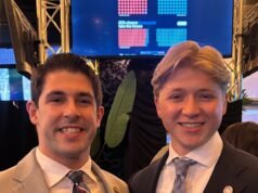 Un bar pieno di giovani che fissano gli schermi televisivi. Ma non guardano il calcio