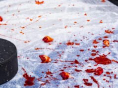 La partita di hockey tra NYPD e FDNY esplode in una massiccia rissa