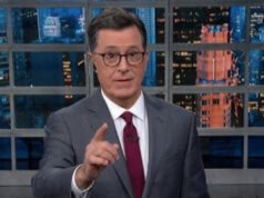 Stephen Colbert guida il pubblico in “Yes, We Can!” Canta dopo aver fatto riferimento allo slogan della campagna di Obama