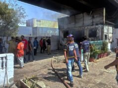 Almeno 6 morti mentre gli sciiti assaltano il consolato americano in Pakistan per l’uccisione del leader supremo dell’Iran