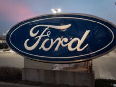 Ford richiama quasi 2 milioni di auto a causa di problemi al display retrovisore