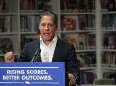 Il capo della LAUSD Alberto Carvalho rompe finalmente il silenzio due settimane dopo che il raid dell’FBI gli ha fatto saltare la vita