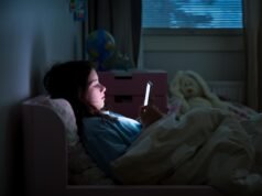 Le giovani ragazze adolescenti sono immediatamente colpite da un’esplosione di messaggi e foto sessualmente espliciti quando si iscrivono ai social media