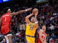 I Lakers portano la serie di vittorie consecutive a sei partite con la vittoria sui Rockets