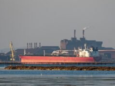 Gli Stati Uniti sospendono le sanzioni sul petrolio iraniano bloccato in mare per contribuire a frenare l’impennata dei prezzi dell’energia