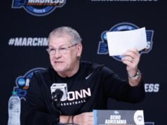 Geno Auriemma di UConn fa esplodere “quel tori-t” nelle infuocate invettive di March Madness