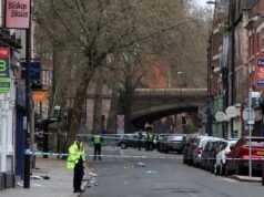 Diversi feriti dopo che un conducente ha investito pedoni nella città di Derby, nel Regno Unito, dice la polizia