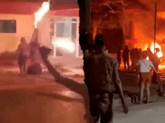 I manifestanti danno fuoco al quartier generale del Partito Comunista a Cuba mentre il video sembra catturare spari