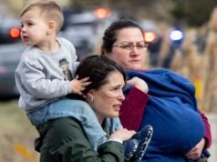 Un uomo è morto dopo essersi schiantato con un’auto nella sinagoga di Detroit con dei bambini all’interno