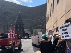 Il manifestante “No Kings” suggerisce alla polizia di arrestare i manifestanti neri