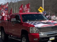Sostenitore di Trump nel grande camion rosso trolla i manifestanti di sinistra “No Kings”.