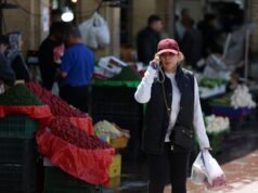 Tra gli attacchi israelo-americani, la popolazione iraniana lotta per sopravvivere ad un’economia in difficoltà