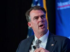Il governatore del GOP Kevin Stitt afferma che gli Stati dovrebbero importare migranti per Boeing e lavori di costruzione