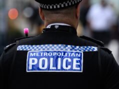 Un agente della polizia di Londra ha filmato la folla mentre intimidiva i giornalisti di Al Jazeera