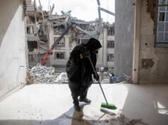 Armi nelle strade mentre Stati Uniti e Israele intensificano gli attacchi che durano un mese in tutto l’Iran