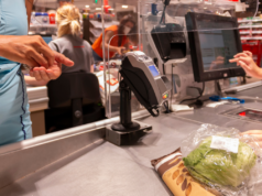 Il lavoratore di un negozio di alimentari riceve 15.000 dollari dopo essere stato escluso da un post su LinkedIn