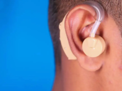 I medici di Mumbai aiutano un uomo sordo a sentire di nuovo 7 anni dopo che i farmaci gli hanno cambiato la vita