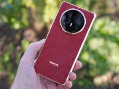 Ho tenuto l’Honor Magic V6 ed è una dichiarazione di moda pieghevole e piumata