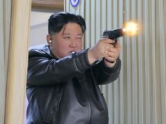 Kim vestito di pelle mostra il suo “eccellente” arsenale di armi piccole