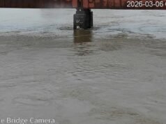 La città si trova ad affrontare un disastro dovuto alle inondazioni a causa delle minime tropicali gemelle che scaricano pioggia