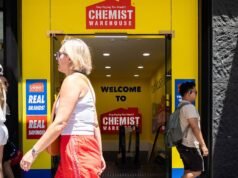 Gli australiani hanno avvertito di non farsi prendere dal panico poiché la carenza di medicinali e l’aumento dei prezzi incombono