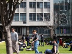 Gli studenti si sentono come mucche da mungere dopo che il governo ha tranquillamente aumentato le tasse di migliaia