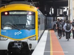 Gli abitanti del Victoria hanno offerto il trasporto pubblico gratuito per un mese mentre la crisi del carburante si aggrava