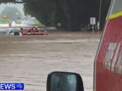 Persone salvate dalle auto mentre continuano le inondazioni nel Queensland