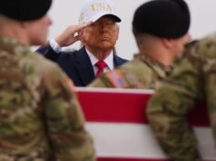 Trump riceve i corpi di sei soldati americani morti