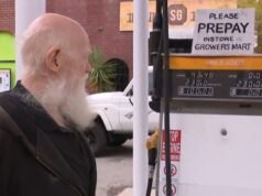 Gli automobilisti affollano i piccoli mercatini che vendono il carburante più economico della città