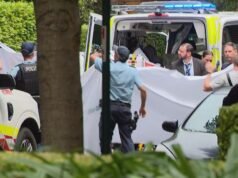 Un uomo armato è stato ucciso dalla polizia nel centro di Sydney dopo che due donne avevano aggredito