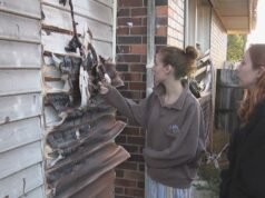 Due uomini arrestati per la morte di una donna nell’incendio di un complesso residenziale