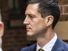 Ex deputato liberale ha chiesto a una tredicenne di “baciarsi” prima di fare sesso nei bagni del parcheggio