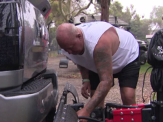 Viaggi su strada di Pasqua in scatola, i caffè pesano un sovrapprezzo mentre i prezzi del carburante pungono