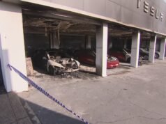 Tre auto distrutte dopo un sospetto incendio doloso presso una concessionaria Tesla di Sydney