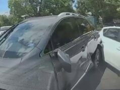 Un filmato selvaggio mostra un conducente presumibilmente ubriaco che scatena il caos nel parcheggio