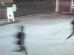 Un uomo è stato colpito con un machete dopo aver affrontato degli adolescenti fuori casa