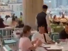 I commensali fuggono dal ristorante di Dubai dopo aver scambiato il cannone del Ramadan per l’esplosione di una bomba