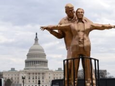 Appare una statua gigante raffigurante Trump ed Epstein come amanti sfortunati