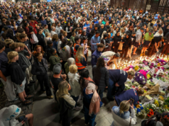 “Il mio bellissimo ragazzo”: la madre partecipa alla veglia per il figlio presumibilmente assassinato alla stazione