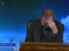 Il presentatore della TV di Stato piange mentre annuncia la morte del leader supremo dell’Iran