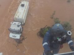 Momento drammatico: il camionista si mette in salvo durante le inondazioni dell’outback
