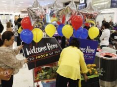 Il primo aereo carico di australiani bloccati a Dubai atterra a Sydney