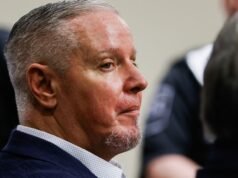 Padre americano condannato per omicidio dopo aver regalato al figlio la pistola usata nella sparatoria a scuola