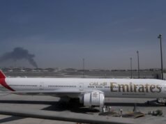 Centinaia di migliaia sono rimasti bloccati mentre gli aerei restavano a terra e gli aeroporti chiudevano